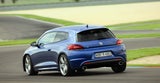 Mit den serienmäßigen 18 Zöllern klebt der Scirocco R geradezu am Asphalt.