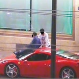 Hier wird ein Ferrari demoliert