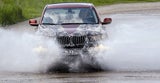 Dank ausgeklügeltem xDrive und höherer Bodenfreiheht macht der neue X3 auch im leichten Gelände eine gute Figur.