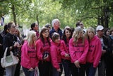 Camilla, die Duchess of Cornwall, spazirert durch die Menge