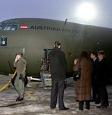 Mit Militärflugzeug in die Heimat