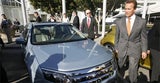 Schwarzenegger vor einem Ford mit Hybrid-Antrieb. Bild: Reuters