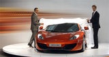 Hamilton und Button enthüllen den neuen MP4-12C. Bild: AP