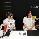 Maskenträger bei KHG-Pressekonferenz