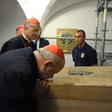 Papst-Sarg aus dem Grab geholt