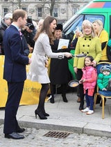 Prinz William und Kate Middleton haben Spaß beim Pfannkuchen-Schupfen