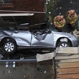 Frau stürzt mit Auto aus Parkhaus