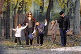 Brangelina mit ihren Kids am Abenteuerspielplatz