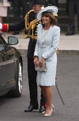 Hochzeitsgäste in Royalblau