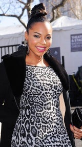 Ashanti trägt Stilettos mit Mittelfinger