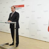 Zwei große Fragen belasten aus meiner Sicht die Politik und die öffentliche Diskussion. Es sind die Fragen nach Anstand und Stillstand in der Politik unserer Landes. Ein Mangel an Anstand einzelner Politiker, auch aus der Österreichischen Volkspartei, hat das Vetrauen der Bevölkerung in die Politik insgesamt massiv beschädigt. Das Verhalten dieser Politiker war und ist zutiefst beschämend. Keine Partei, und schon recht nicht die Österreichische Volkspartei, kann ein derartiges Verhalten in ihren Reihen tolerieren.