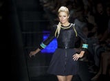 Paris Hilton am Catwalk für Triton