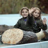 Komani-Zwillinge amüsieren sich im Prater