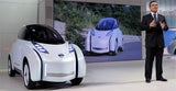 Renault-Nissan Boss Carlos Ghosn neben dem zweisitzigen Land Glider mit Elektroantrieb. Bild: AP