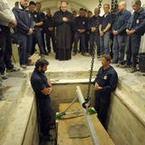 Papst-Sarg aus dem Grab geholt