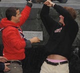 Prinz Harry trägt rosa Unterhosen
