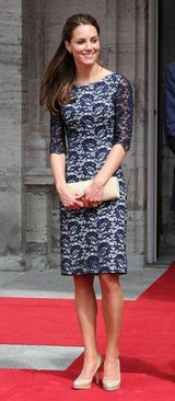Kate in nachtblauem Kleid
