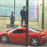 Hier wird ein Ferrari demoliert