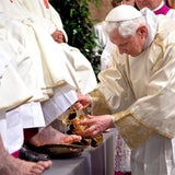 Papst Benedikt XVI: Rituelle Fußwaschung in Rom