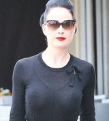 Dita von Teese lässt drunter blicken