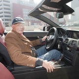 Niki Lauda testet das E-Klasse Cabrio
