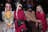 Nicky &amp; Paris Hilton nahmen in der ersten Reihe neben Alessandro Michele und Donatella Versace Platz.