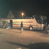 Bus kracht in Brücke - Dach abgerissen