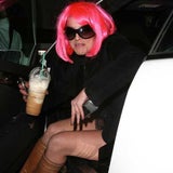 pink birt steigt aus dem auto aus