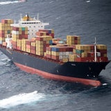 Containerschiff nach Riff-Kollision beschädigt