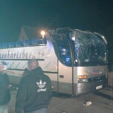 Bus kracht in Brücke - Dach abgerissen