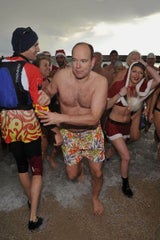 Wenn es die Tradition verlangt, springt Albert ins Kalte Wasser.