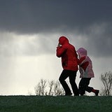 menschen-laufen-vor-sturm