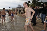 Wenn es die Tradition verlangt, springt Albert ins Kalte Wasser.