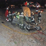 Mit Auto in Baustellengraben gestürzt