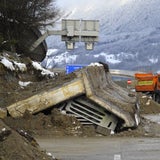 Betonmauer begräbt Lkw