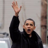 Obama begrüßt die wartende Menge