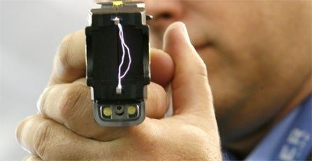 Der Mann soll einen Taser eingesetzt haben.