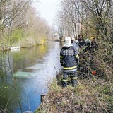 Mit Auto in Bach: Vater rettet Kinder