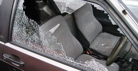 zertrümmerte Autoscheibe (Symbolbild)