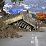 Betonmauer begräbt Lkw