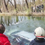 Mit Auto in Bach: Vater rettet Kinder