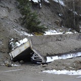 Betonmauer begräbt Lkw