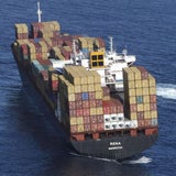Containerschiff nach Riff-Kollision beschädigt