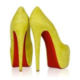 Kim Kardashian trägt NUR Louboutins