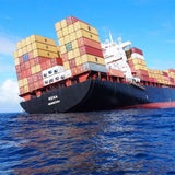 Containerschiff nach Riff-Kollision beschädigt