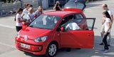 Weltrekord: 16 Personen im VW Up!