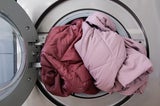 Winterjacken richtig reinigen: Profi-Tipps für Daunen, Kunstfaser & Co.