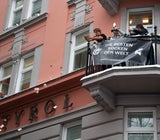 Von einem Balkon aus warf Max Bargeld im Gesamtwert von 10.000 Euro in eine Menschenmenge.&nbsp;