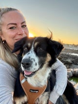 Nadine Friedrich mit ihrem Rescue-Dog "Minnie".