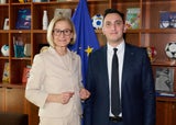 Landeshauptfrau Johanna Mikl-Leitner sprach mit EU-Kommissar Glenn Micallef über ein Social-Media-Verbot für Jugendliche.&nbsp;
